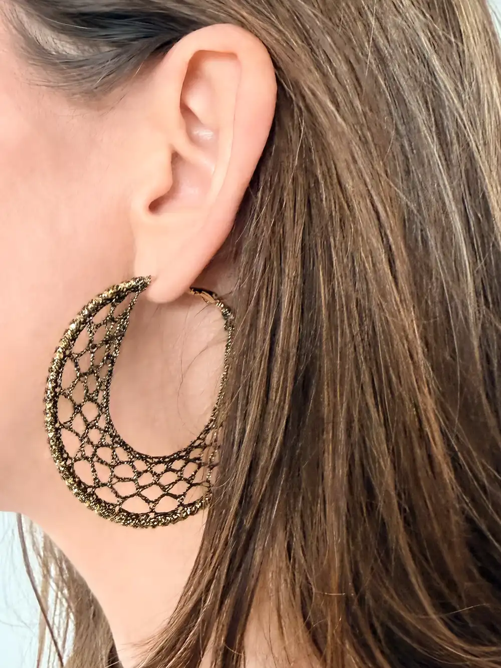 boucles d'oreilles créoles femme doré avec dentelle bronze kaki artisanale