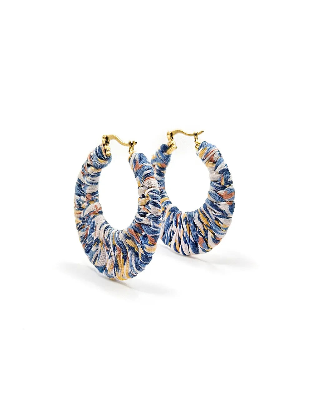 Boucles d’oreilles créoles dorées tissu Liberty bleu