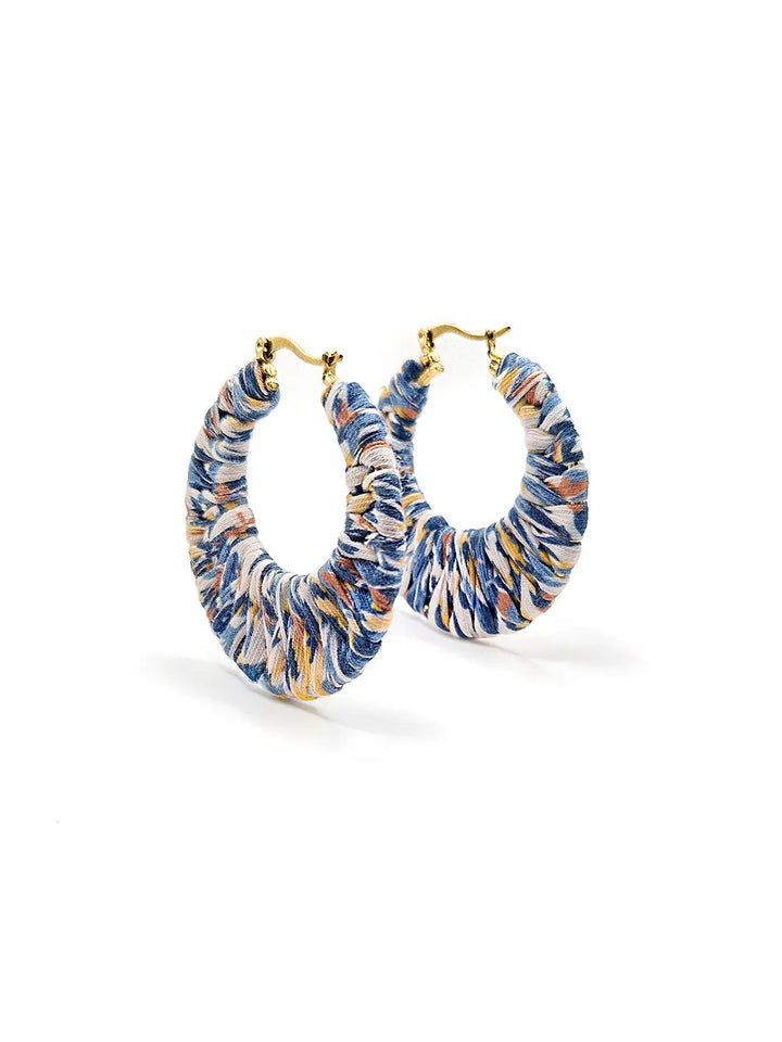 Boucles d’oreilles créoles dorées tissu Liberty bleu
