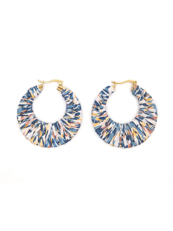 Boucles d’oreilles créoles dorées tissu Liberty bleu