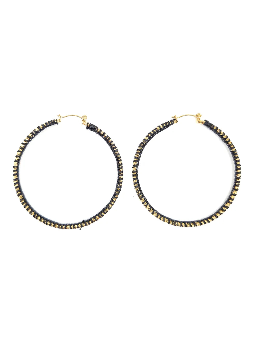 Grandes créoles dorées tissage délicat fil noir
