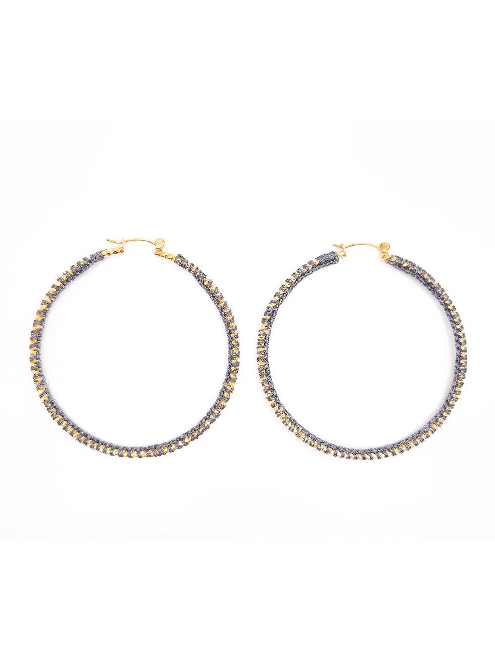 Boucles d’oreilles grandes créoles dorées tissage gris clair