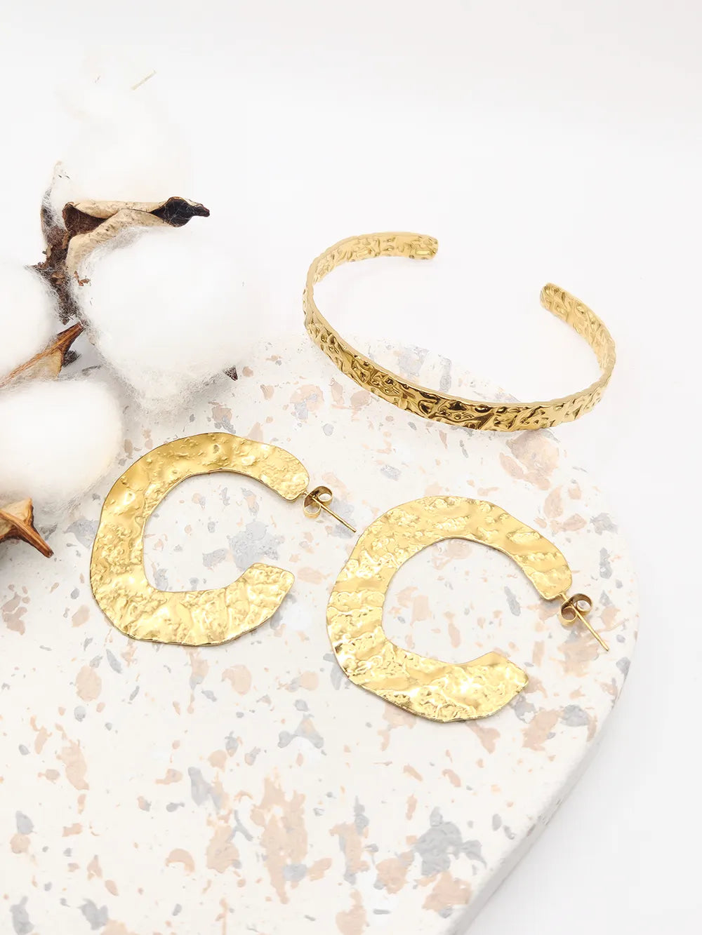 Créoles dorées acier inoxydable finition martelée