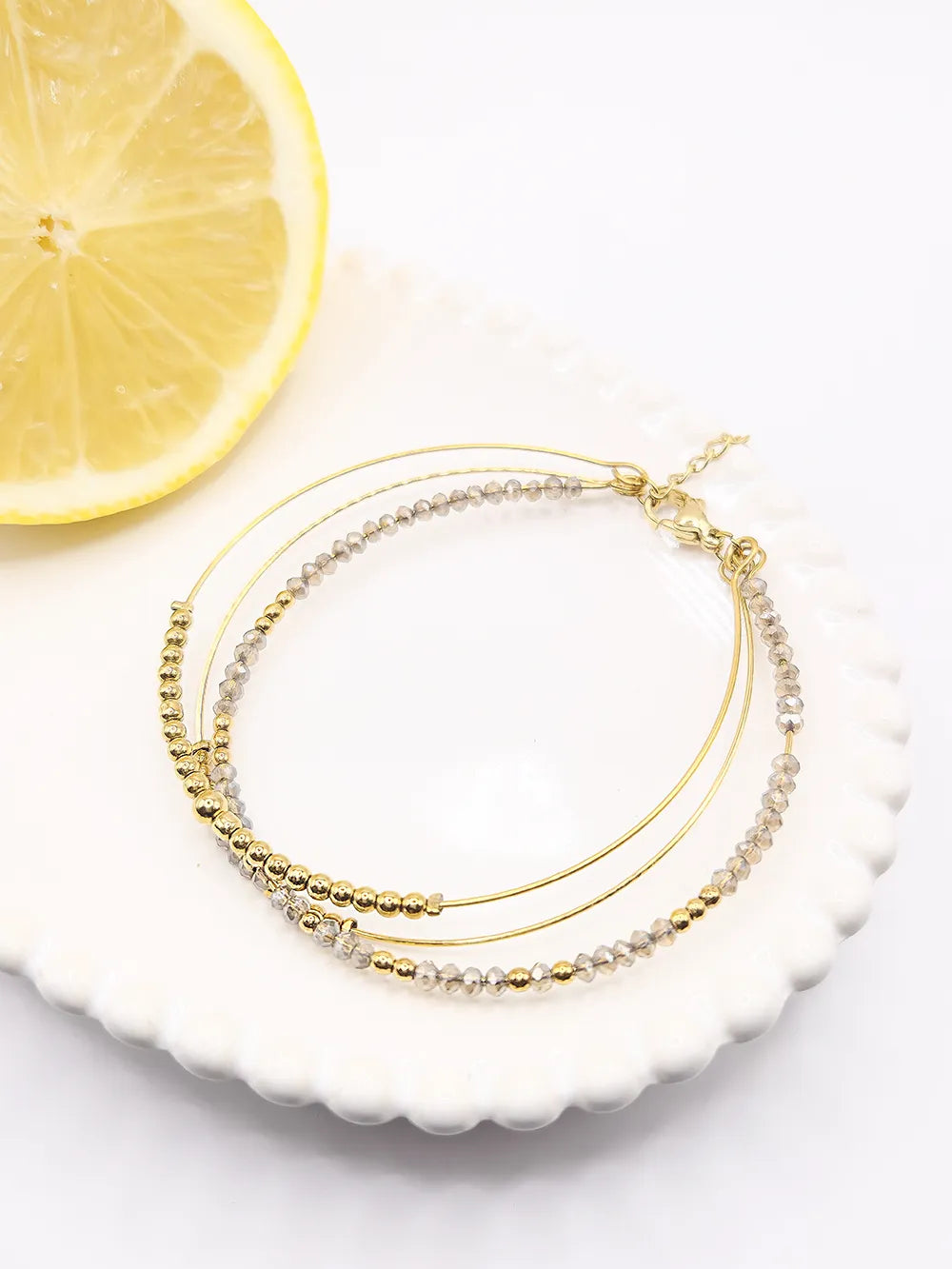 Bracelet femme doré trois joncs semi-rigides perles blanches