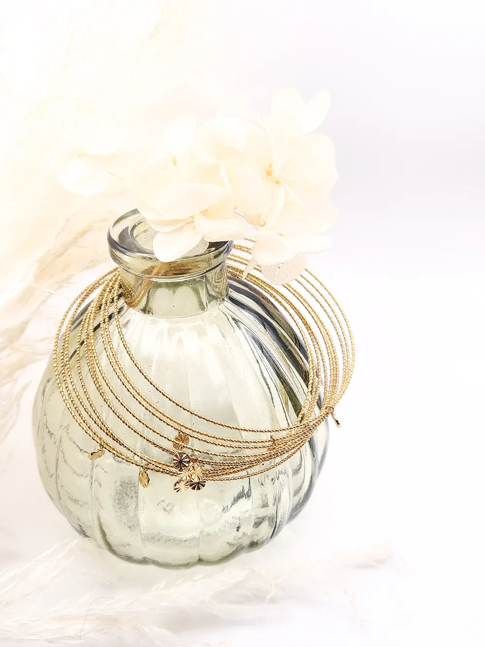 Bracelet doré multi-joncs fins tressés avec pampilles étoilées