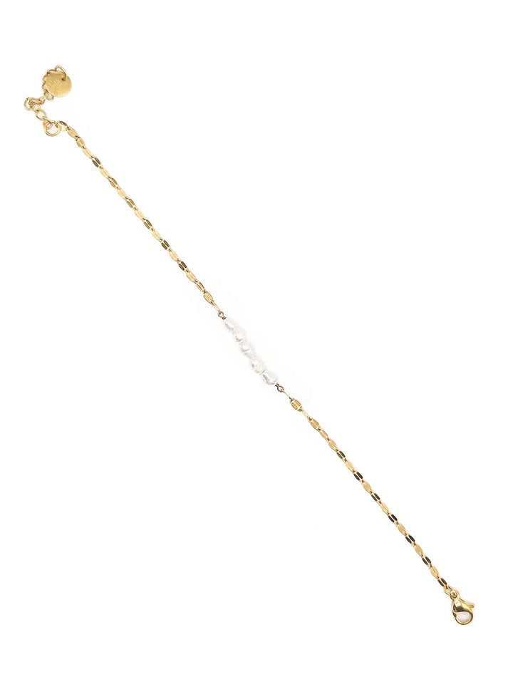 Bracelet doré délicat avec perles blanches