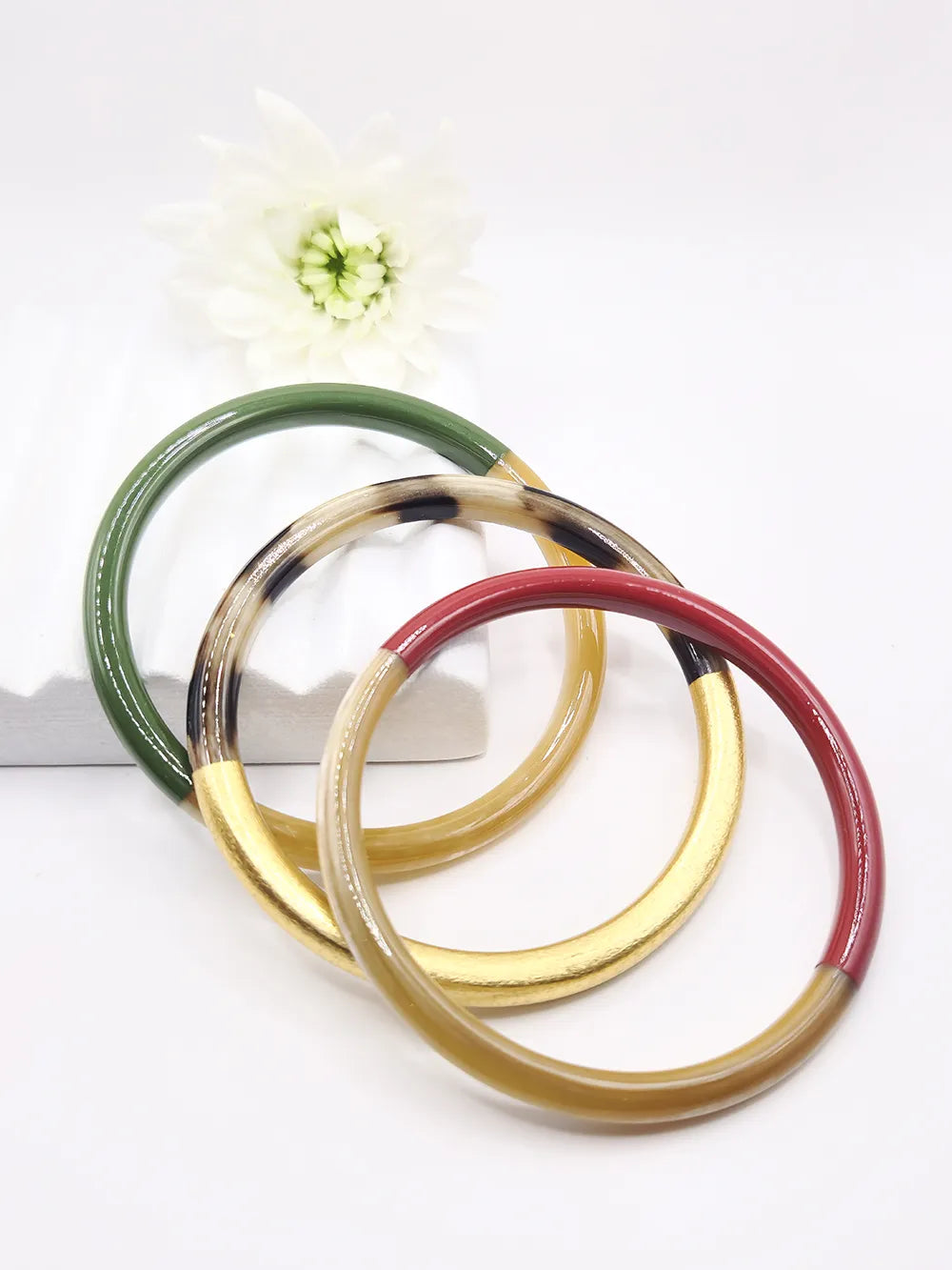 Bracelets joncs corne naturelle et couleurs vert, doré et bordeaux