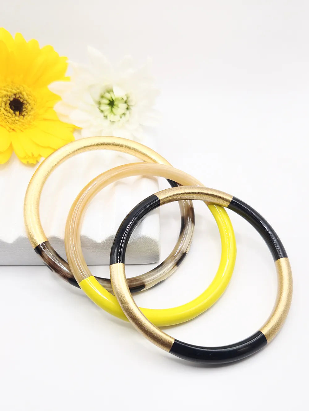 Bracelets jonc en corne naturelle et couleurs laquées