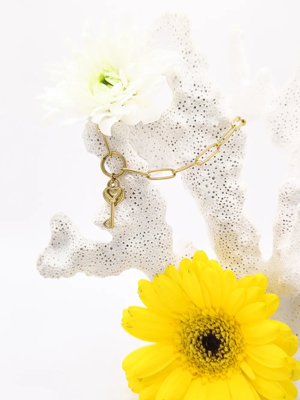 Bracelet doré mailles ovales avec charms cœur et clé