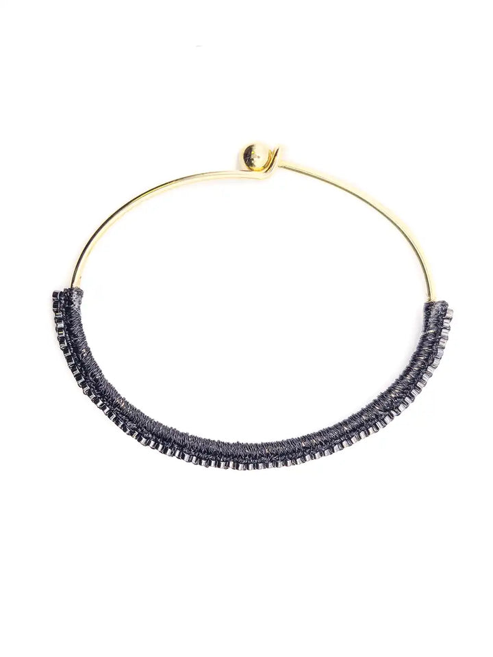 Bracelet jonc doré brodé de perles noires fait main