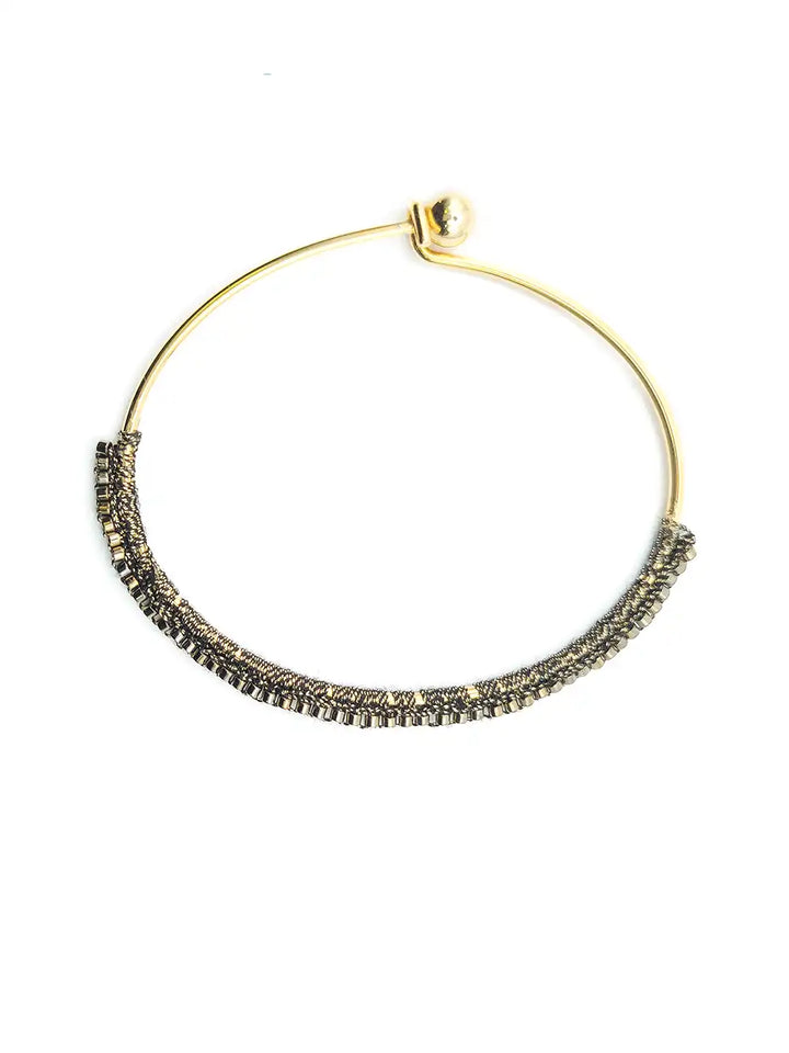 Détail bracelet doré avec tissage de perles fait main de couleur vert kaki