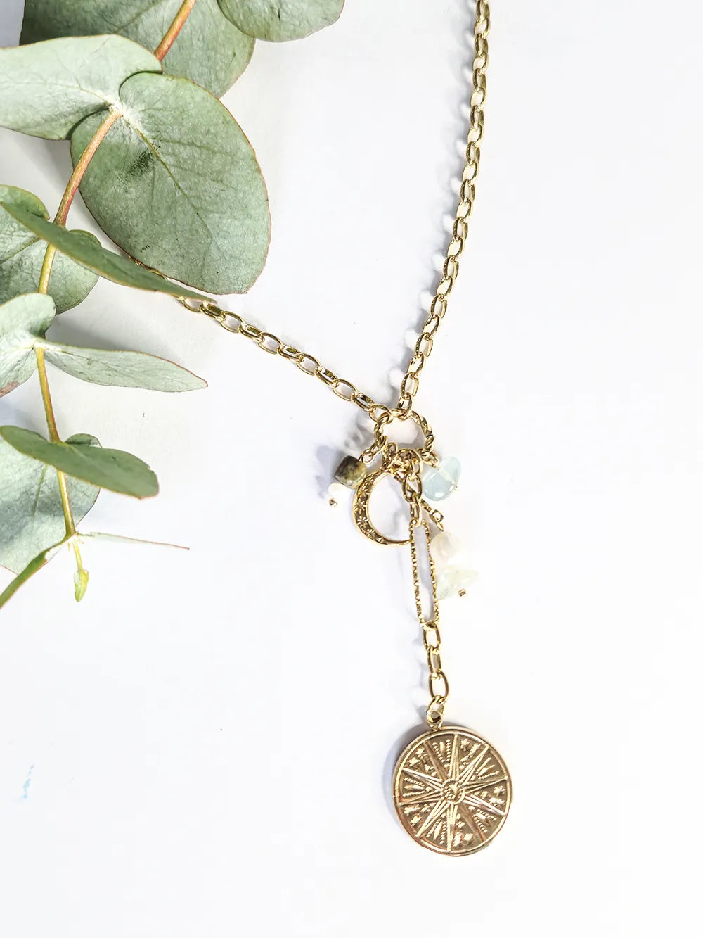 Sautoir doré avec pendentifs soleil, lune et pierres naturelles