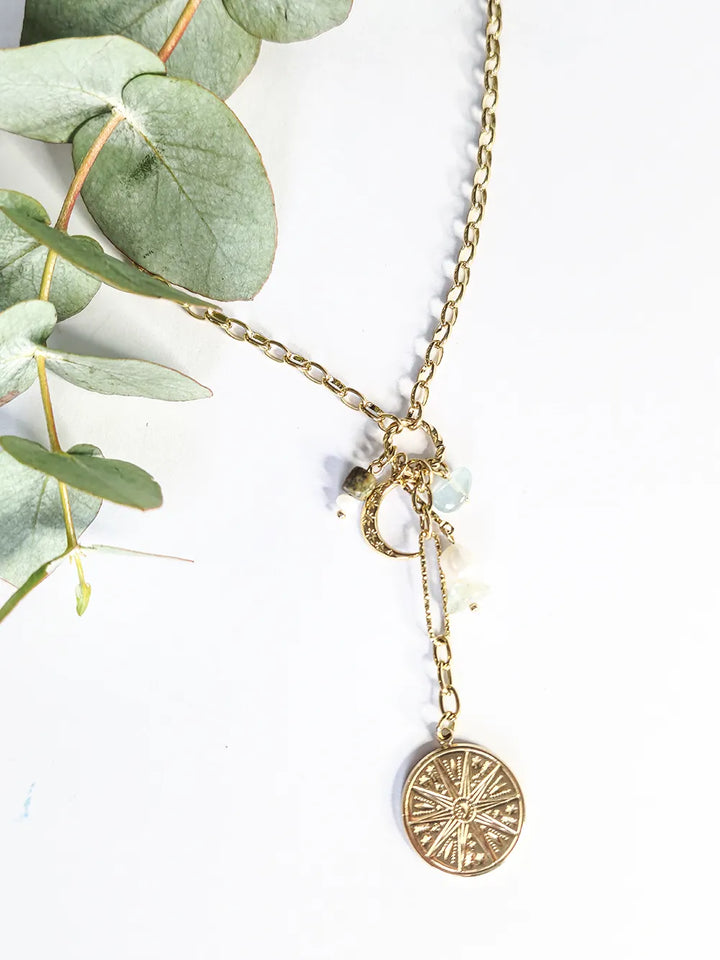 Sautoir doré avec pendentifs soleil, lune et pierres naturelles