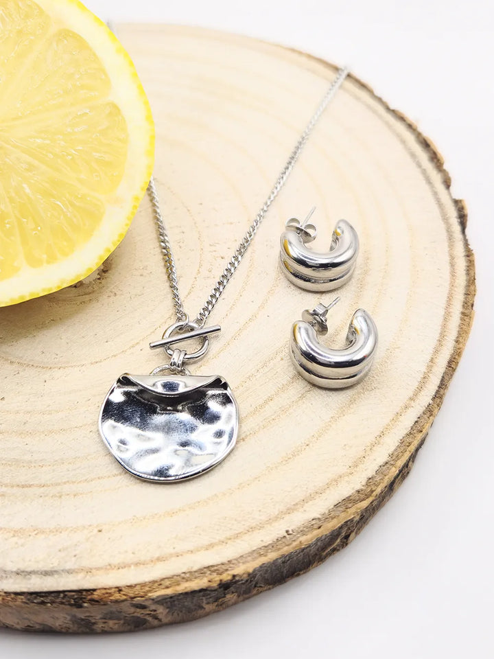 Collier argenté avec pendentif martelé et fermoir toggle et boucles d'oreilles créoles assorties