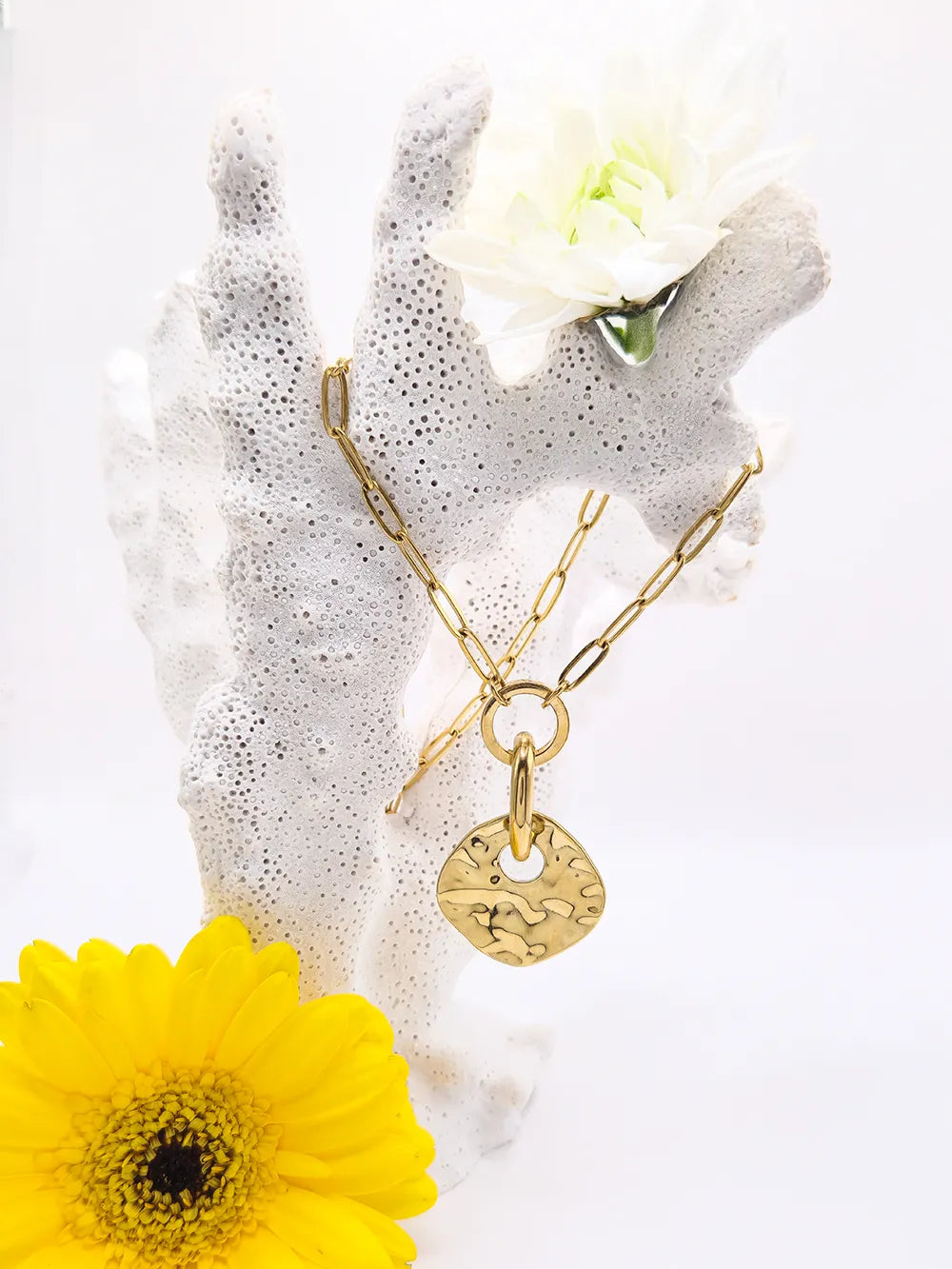 Collier doré en acier avec pendentif martelé et anneaux