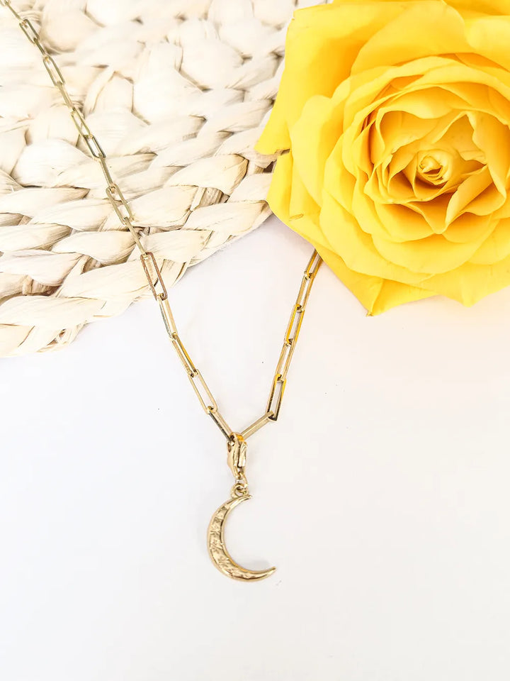 Collier doré pendentif lune gravée amovible