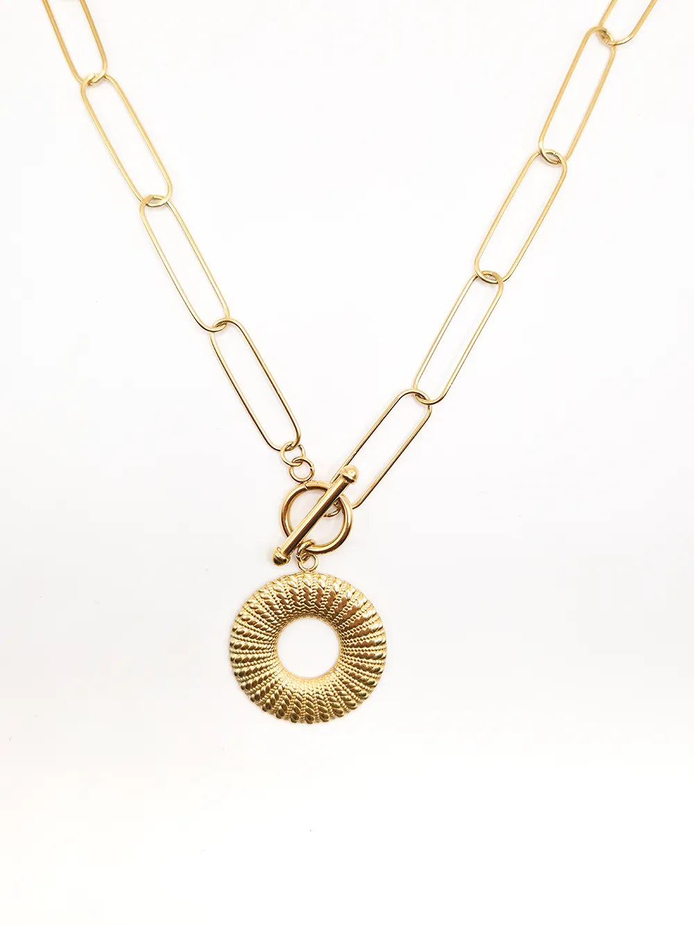 Collier sautoir doré à grosse maille et pendentif coquillage
