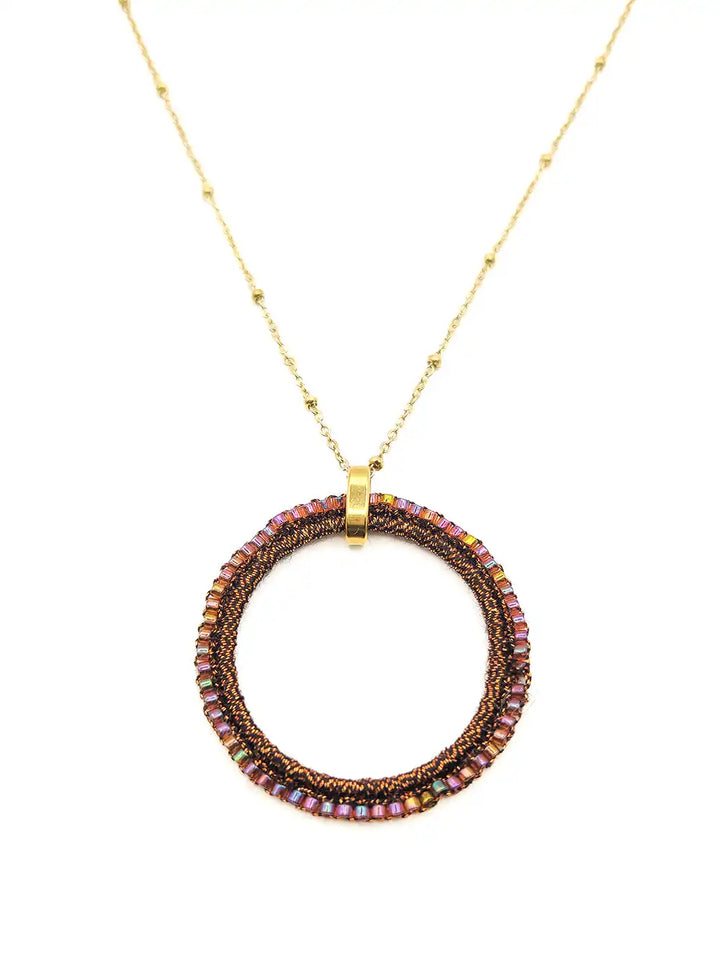 Collier chaîne fine à boules et pendentif rond en perles couleurs bordeaux