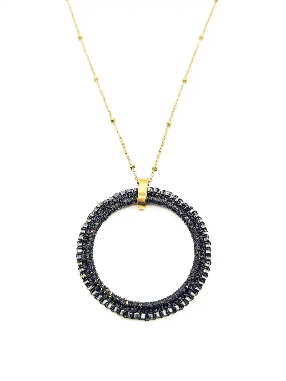 Détail pendentif rond avec broderie de perles noires faite main