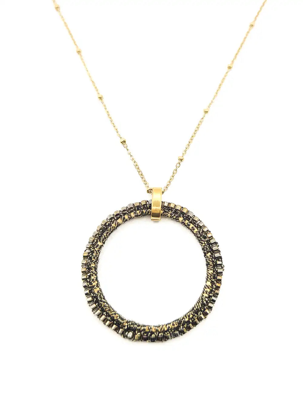 Collier artisanal mi-long avec pendentif rond brodé de perles couleur kaki