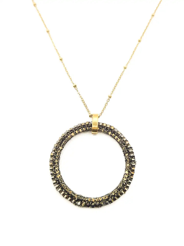 Collier artisanal mi-long avec pendentif rond brodé de perles couleur kaki