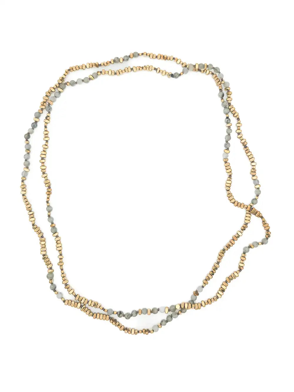 Collier perles naturelles irrégulières porté en double rang