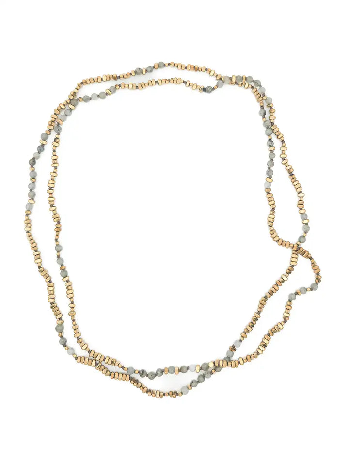 Collier perles naturelles irrégulières porté en double rang