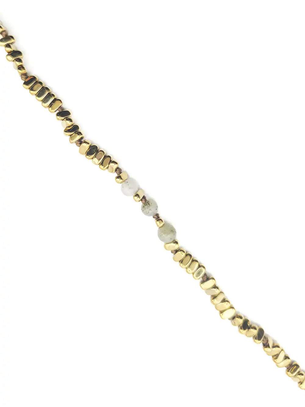 Détail perles irrégulières aux formes naturelles collier long