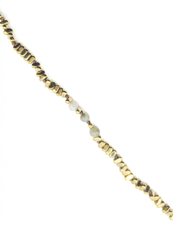 Détail perles irrégulières aux formes naturelles collier long