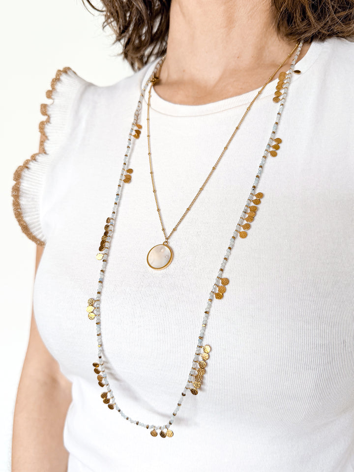 Association collier avec sautoir en perles avec pampilles dorées martelées et chaine avec pendentif nacré