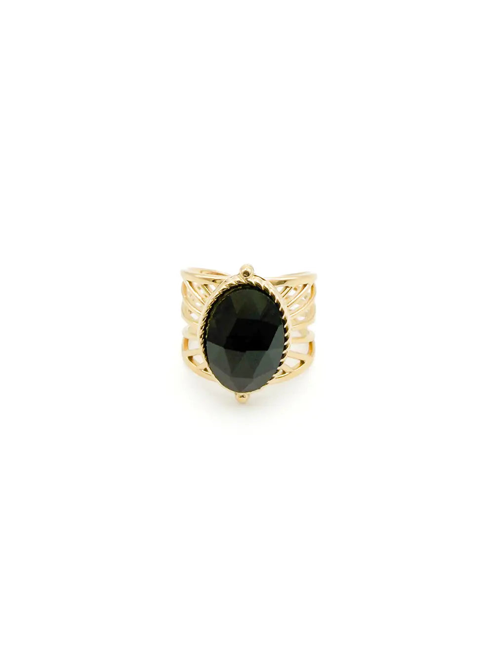 Détail bague onyx noir contraste pierre sombre et structure dorée