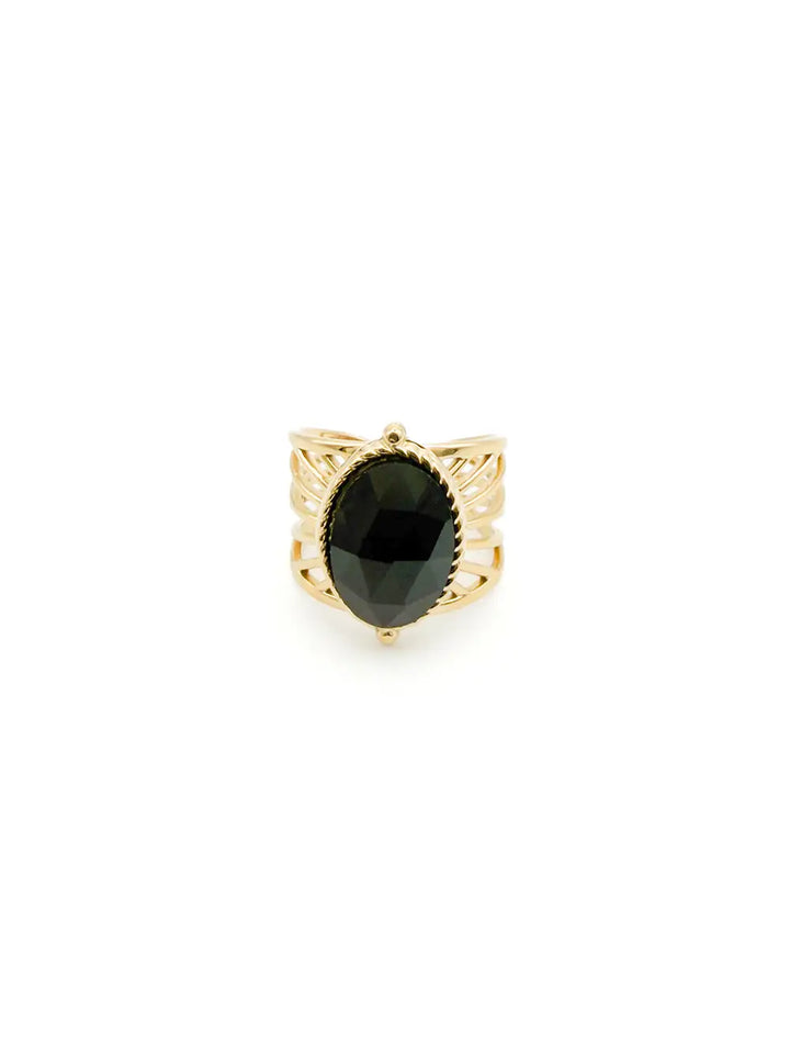 Détail bague onyx noir contraste pierre sombre et structure dorée