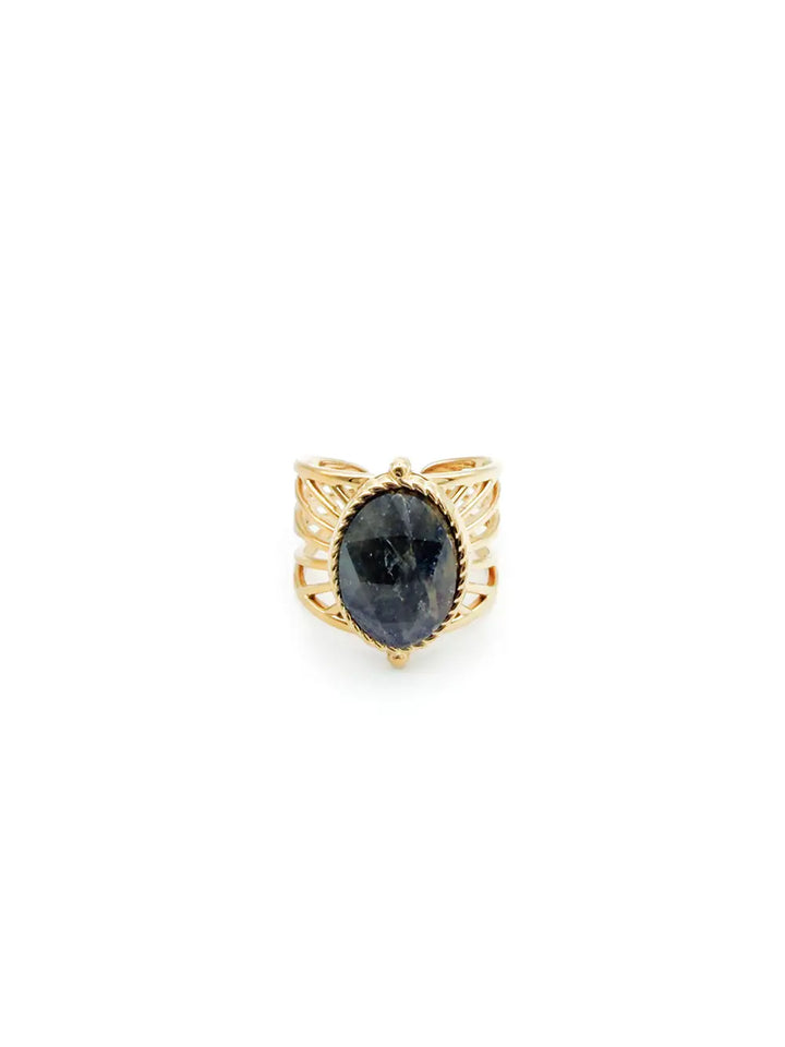 Détail bague labradorite naturelle reflets pierre et structure dorée