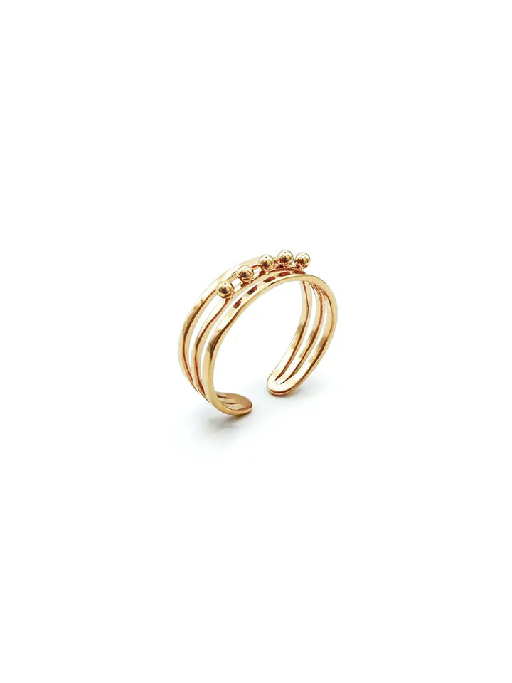 Détail bague triple anneaux dorés avec billes