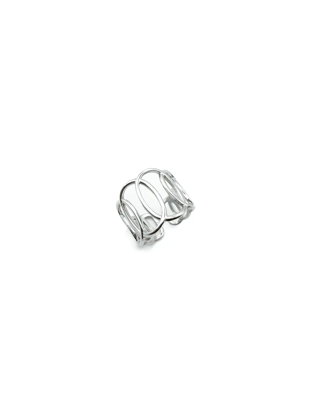 Détail bague large argentée pour femme en acier de qualité