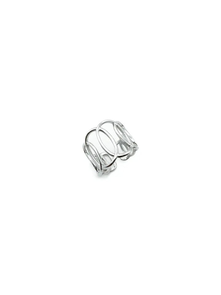 Détail bague large argentée pour femme en acier de qualité