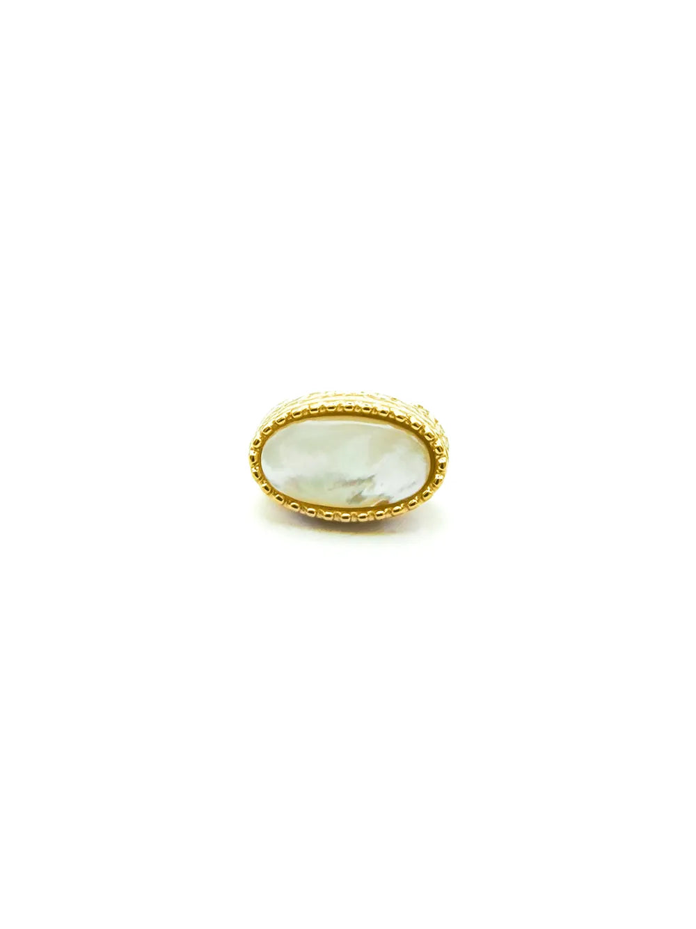 bague femme pierre nacre blanche avec monture dorée texturée