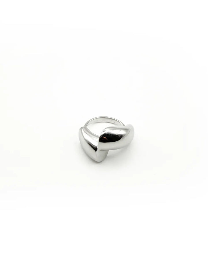 grosse bague forme ligne coupée de couleur argent