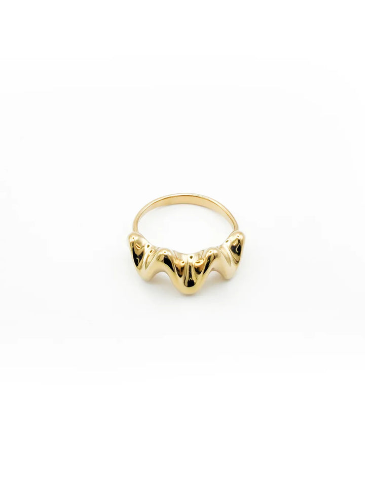 Bague dorée ondulée sculpturale