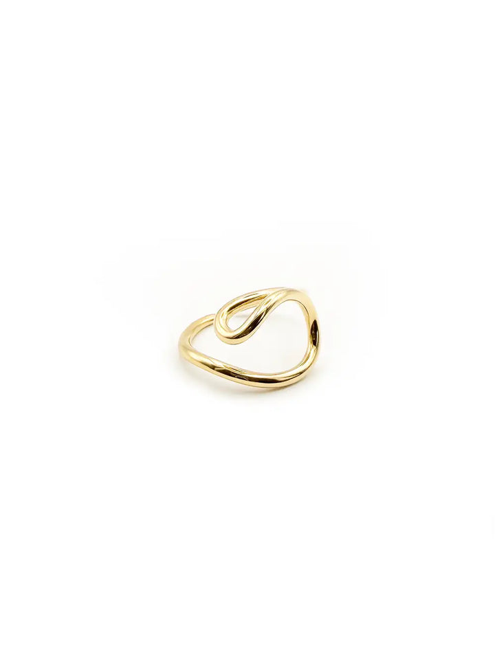 bague dorée ouverte au design minimaliste