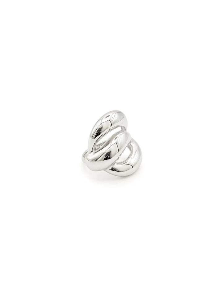 Bague volumineuse argentée aux formes arrondies