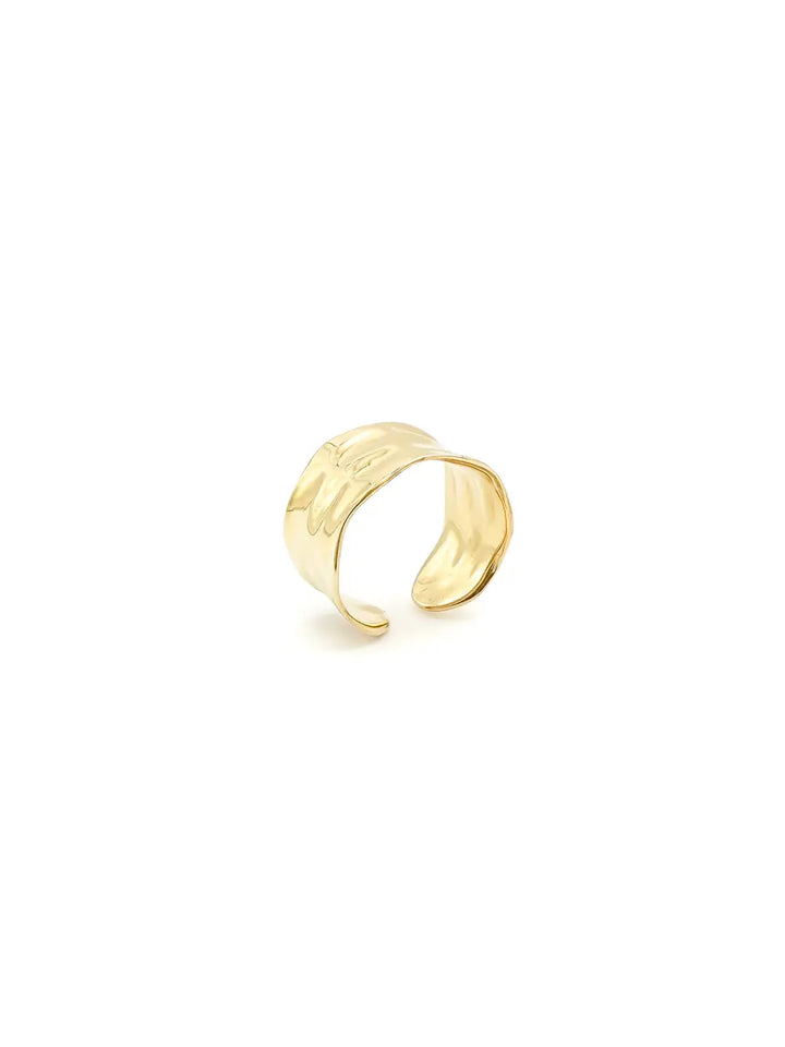 Bague dorée large effet ruban aux contours ondulés