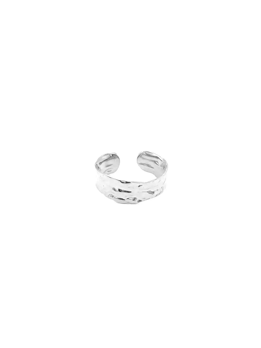 Bague fine ruban martelé argentée en acier inoxydable