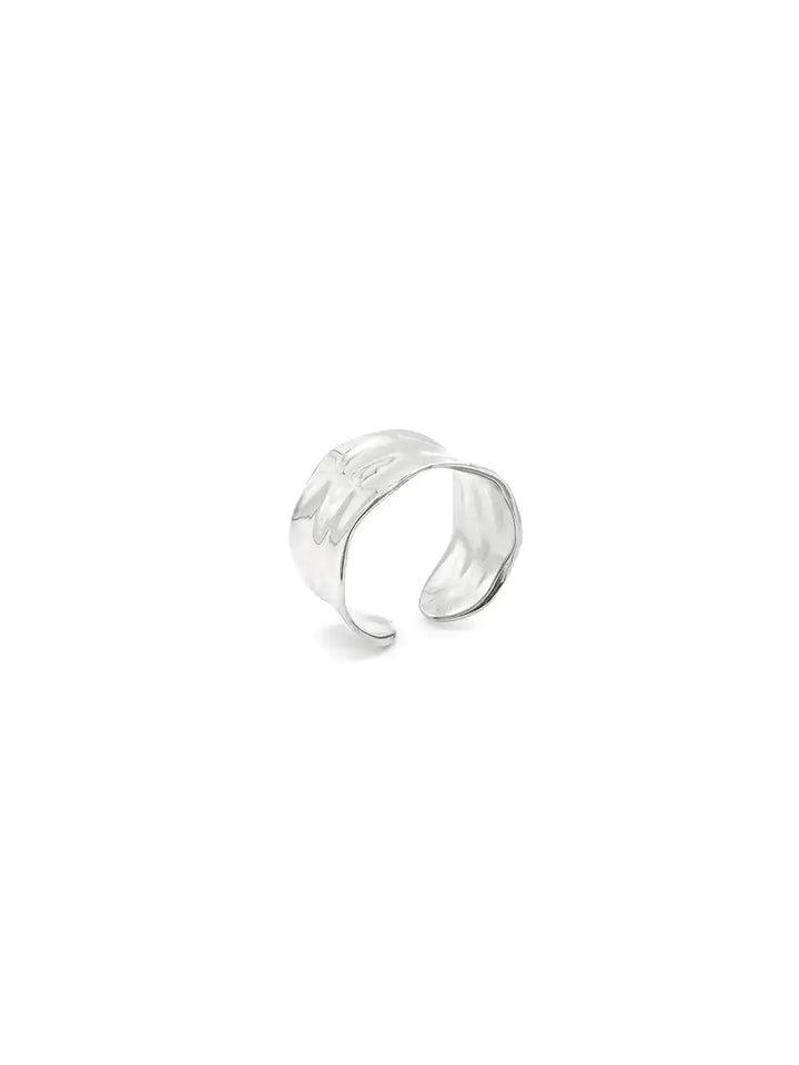 Bague large ruban martelé argentée