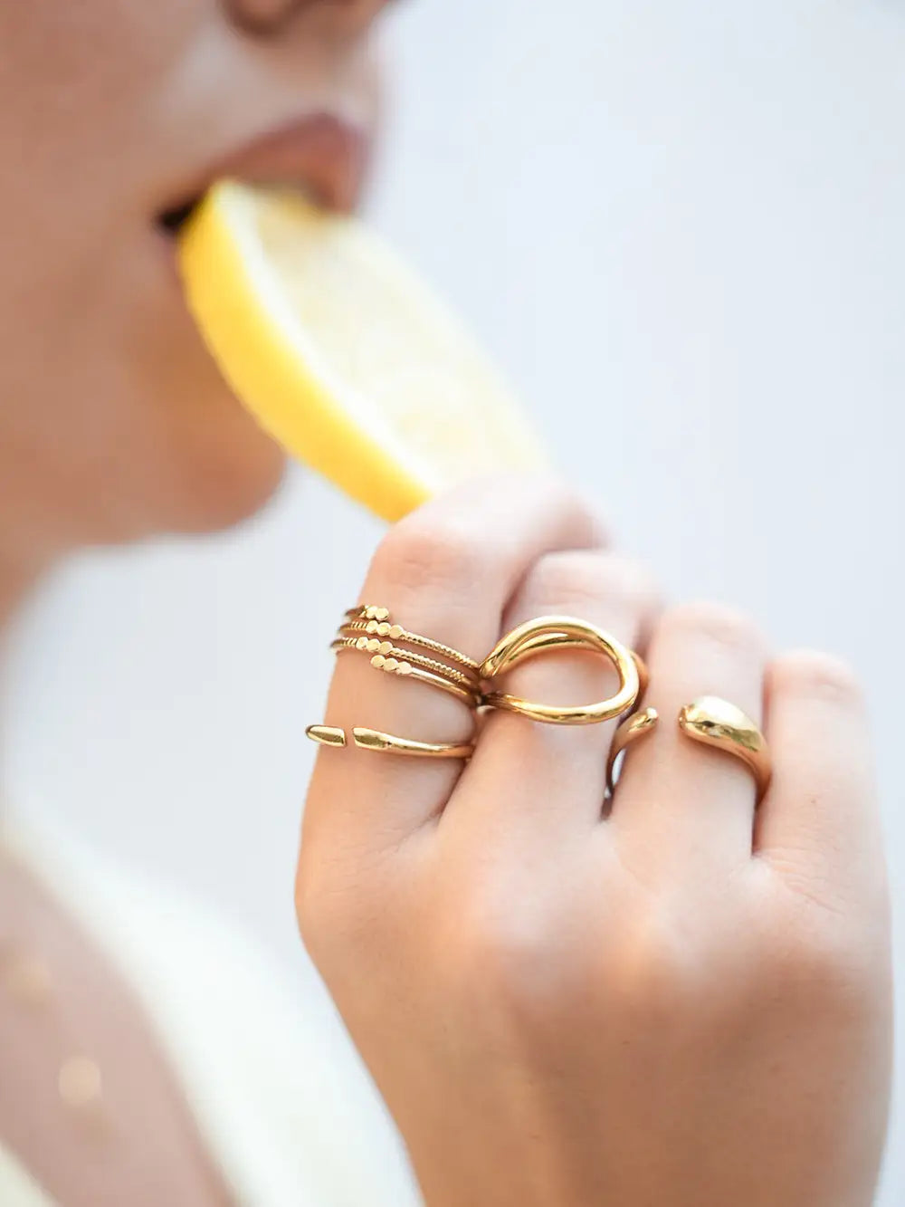 femme avec bagues dorée moderne en acier inoxydable