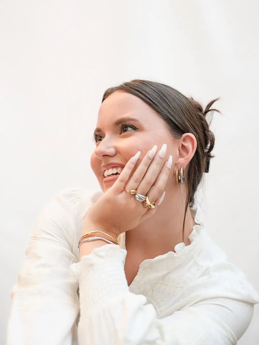 Femme portant des bijoux tendances et modernes en argent et or