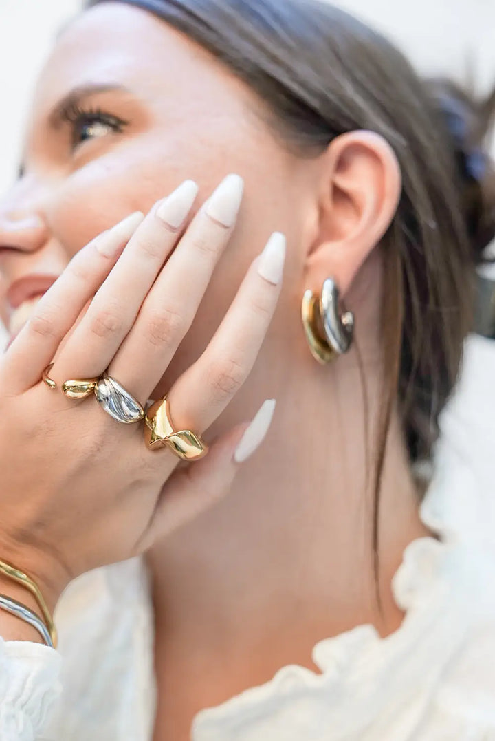 femme avec bijoux Viva Yuza en acier inoxydable avec mix doré et argent