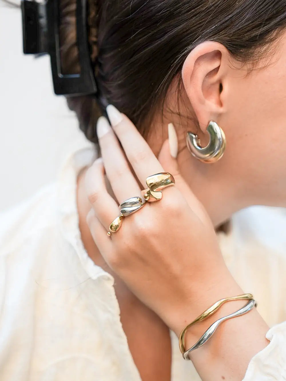 femme avec mix de bijoux or et argent en acier inoxydable