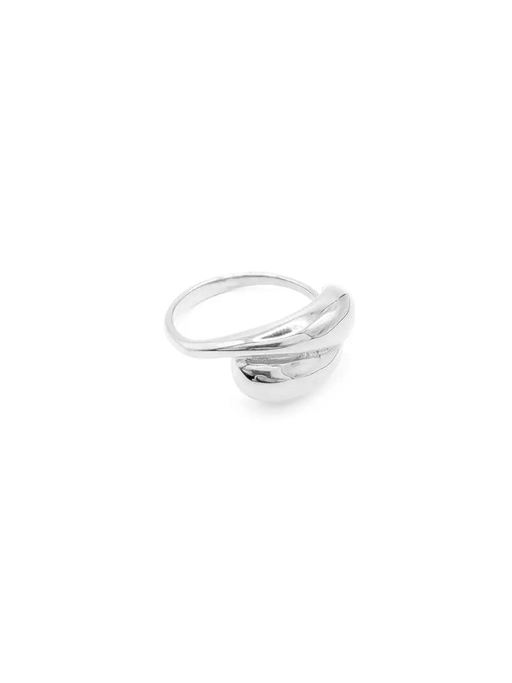 Bague argentée en acier inoxydable au design sculptural avec deux gouttes croisées et anneau fin