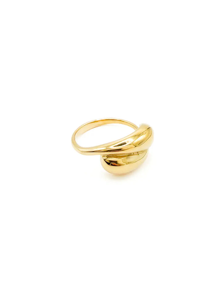 bague femme en acier inoxydable dorée avec 2 gouttes entrecroisées et bombées sur le dessus.